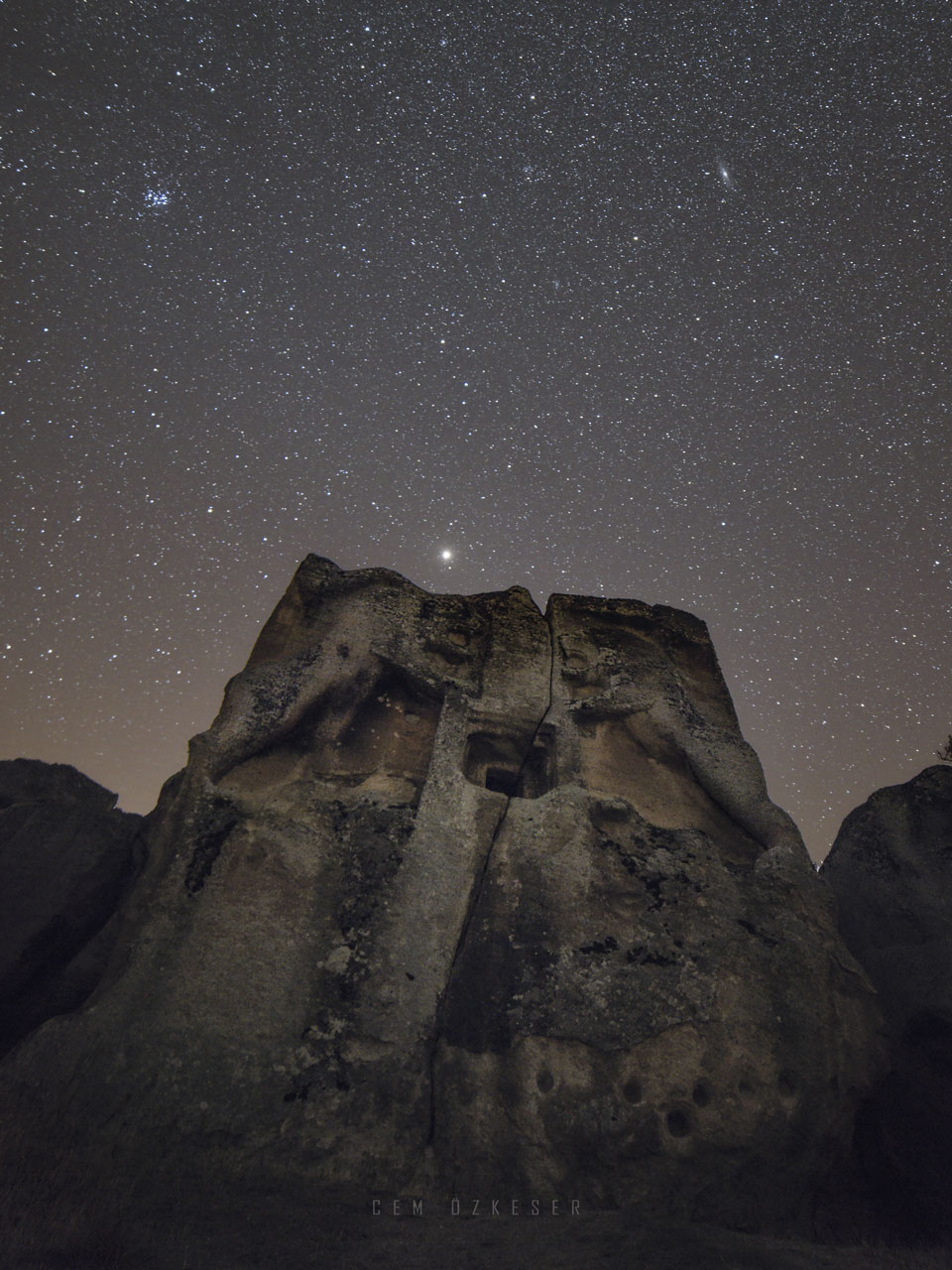 Die Plejaden, die Andromedagalaxie und der Planet Mars in Opposition über einer Gruft im Phrygischen Tal in der Türkei.