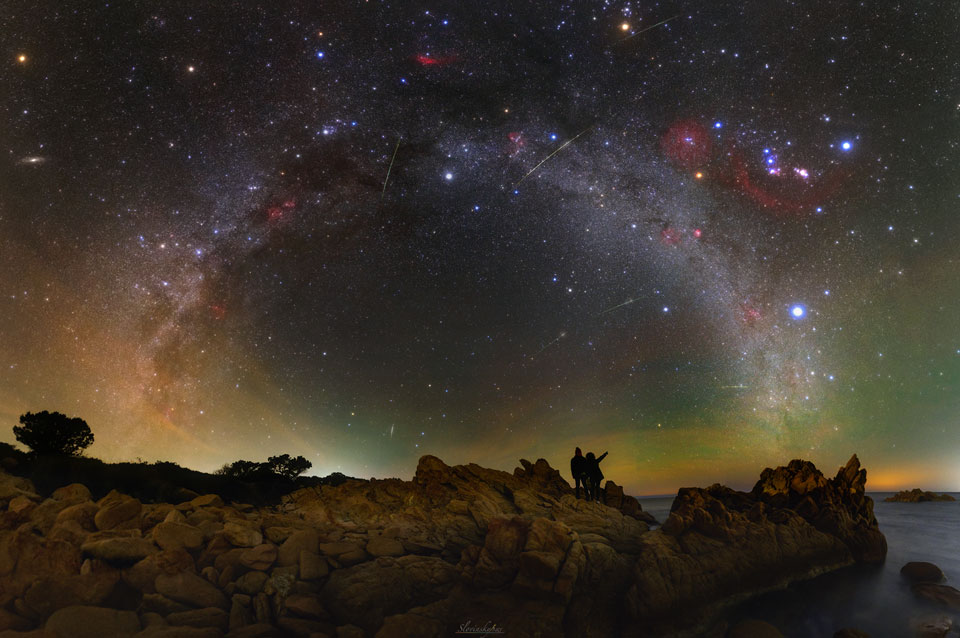 Die Wunder des Nachthimmels am Himmel über Sardinien.