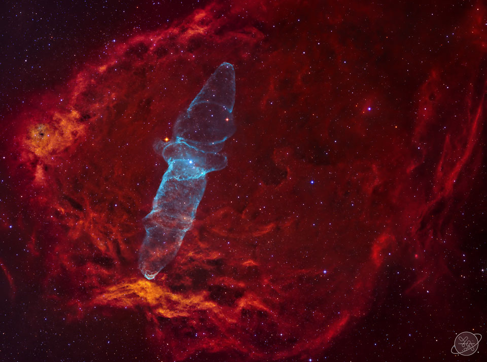Der riesige Tintenfischnebel ist als Ou4 katalogisiert und ist zusammen mit dem Fliegenden Fledermausnebel Sh2-129 auf dieser kosmischen Szene abgebildet.