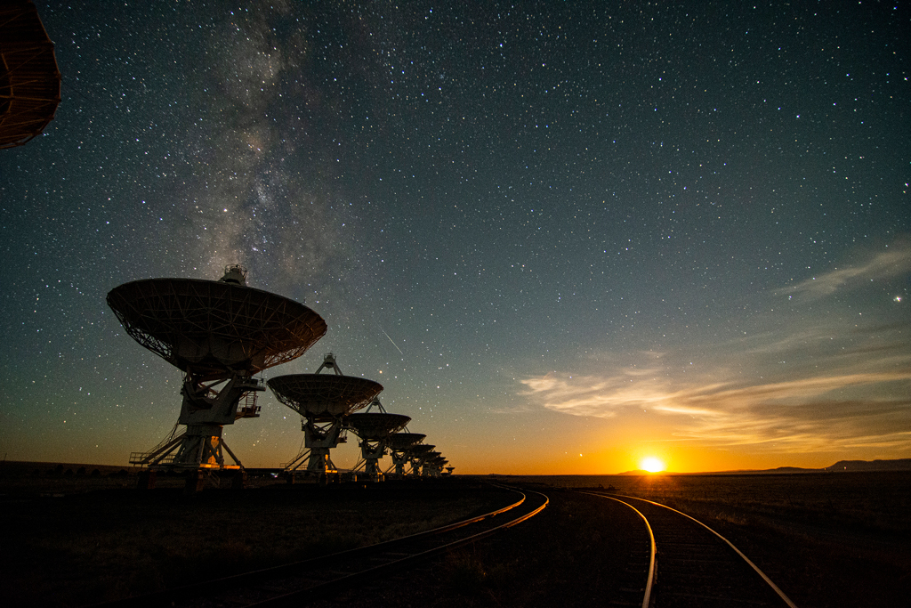 Das Very Large Array VLA hat 27 Antennen, jede davon ist 25 Meter groß, sie sind auf Schienen montiert und können über 35 Kilometer verteilt werden.