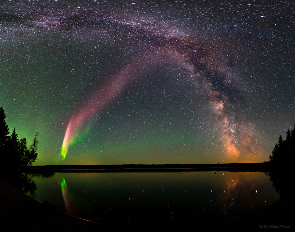 Strong Thermal Emission Velocity Enhancements (STEVE) über Childs Lake in Manitoba in Kanada.