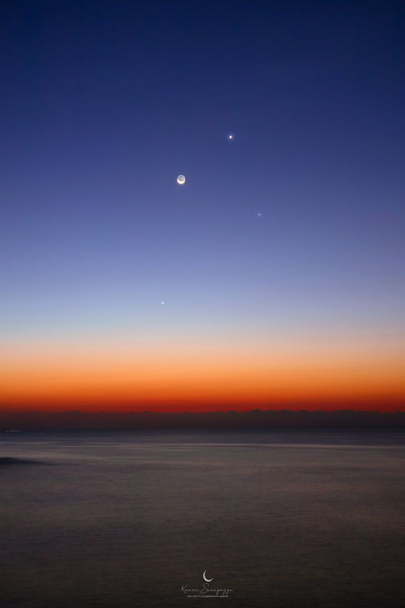Mond, Merkur, Venus und Spica in der Jungfrau über dem Meer bei Ortigia / Syrakus auf Sizilien / Italien.