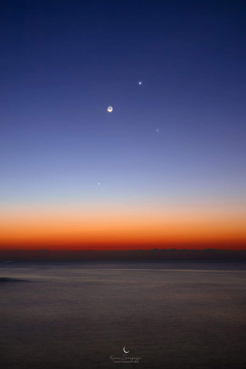 Mond, Merkur, Venus und Spica in der Jungfrau über dem Meer bei Ortigia / Syrakus auf Sizilien / Italien.