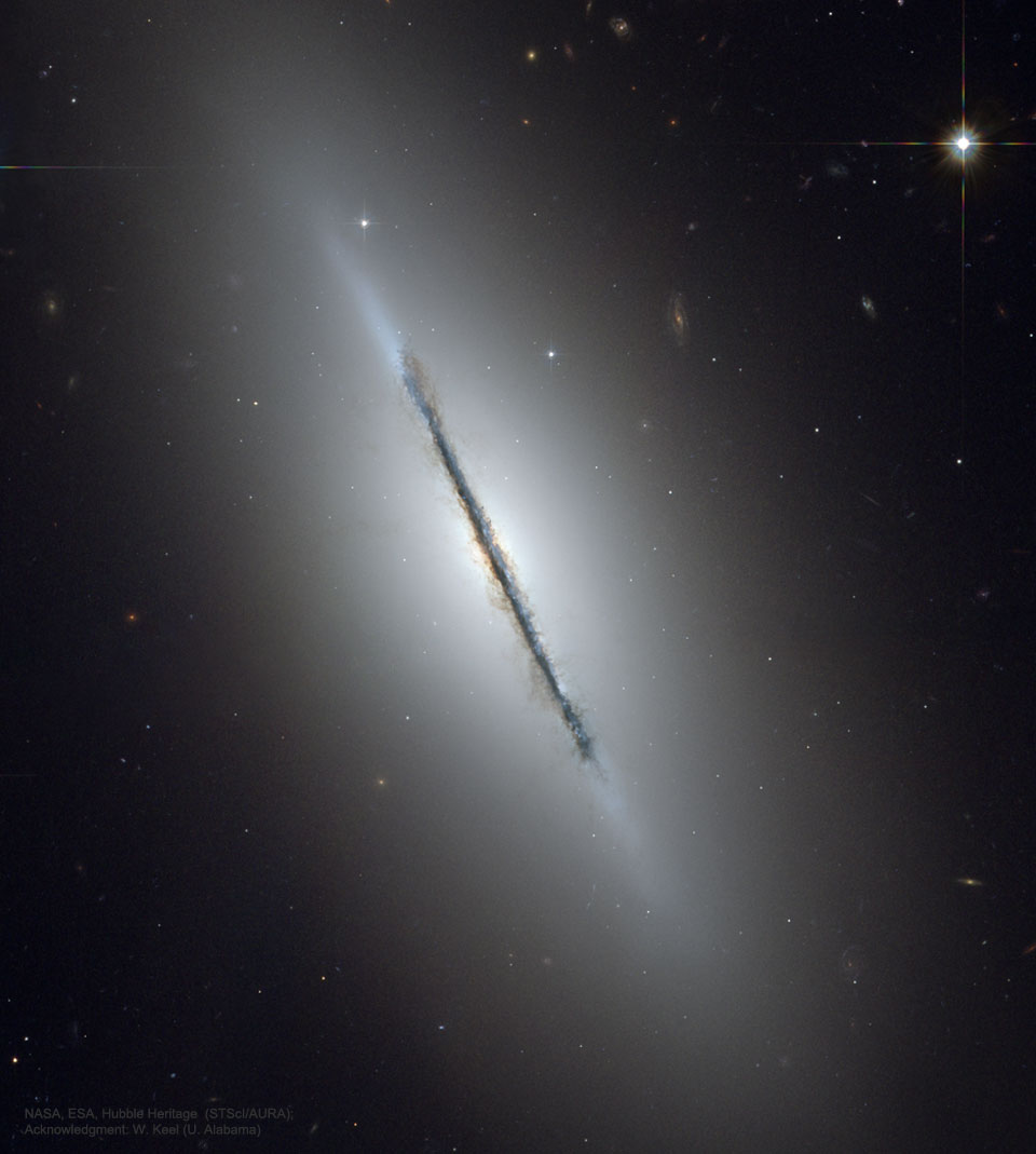 Die von der Kante sichtbare, sehr dünne Galaxie NGC 5866 liegt ungefähr 44 Millionen Lichtjahre entfernt im Sternbild Drache (Draco).