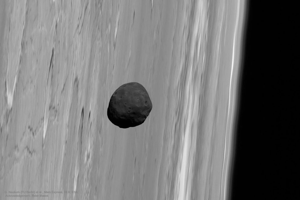 Der Marsmond Phobos ist der dunkelste Mond im Sonnensystem, seine Umlaufbahn ist so niedrig, dass er in etwa 50 Millionen Jahren zerbrechen wird.