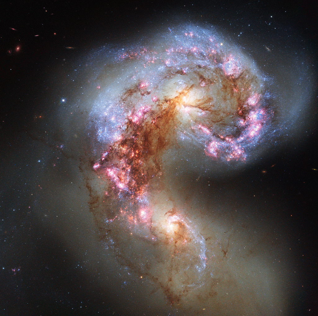 Die kollidierenden Galaxien sind als NGC 4038 und NGC 4039 im Sternbild Rabe sind als Antennengalaxien bekannt.