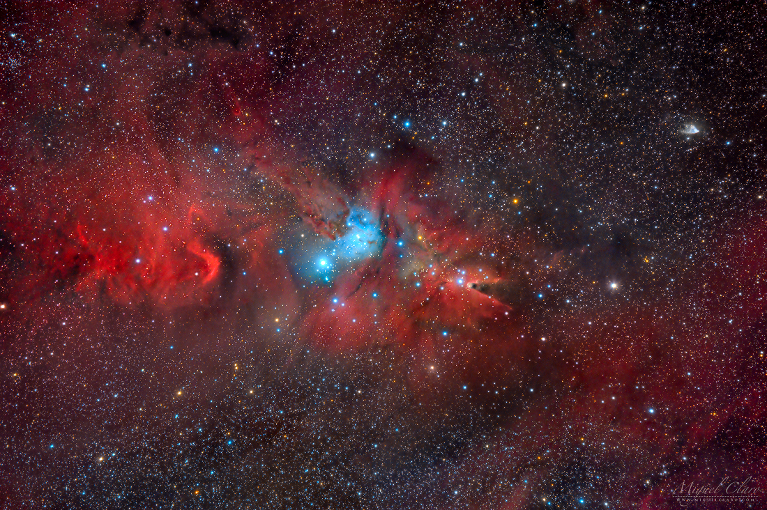 Im Sternbild Einhorn liegt der Sternhaufen NGC 2264, der auch als Christbaum-Sternhaufen bekannt ist, sowie der Fuchsfellnebel, der helle, veränderliche Stern S Monocerotis und der Kegelnebel.