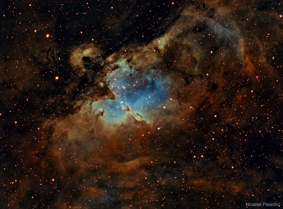 Der Adlernebel wird als Messier 16 bezeichnet, er ist ungefähr 6500 Lichtjahre entfernt, zirka 20 Lichtjahre groß und mit Fernglas im Sternbild Schlange (Serpens) zu sehen.