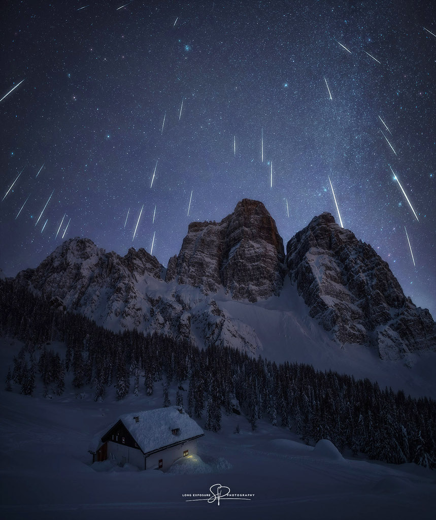 Der Meteorstrom der Geminiden über den verschneiten Dolomiten.