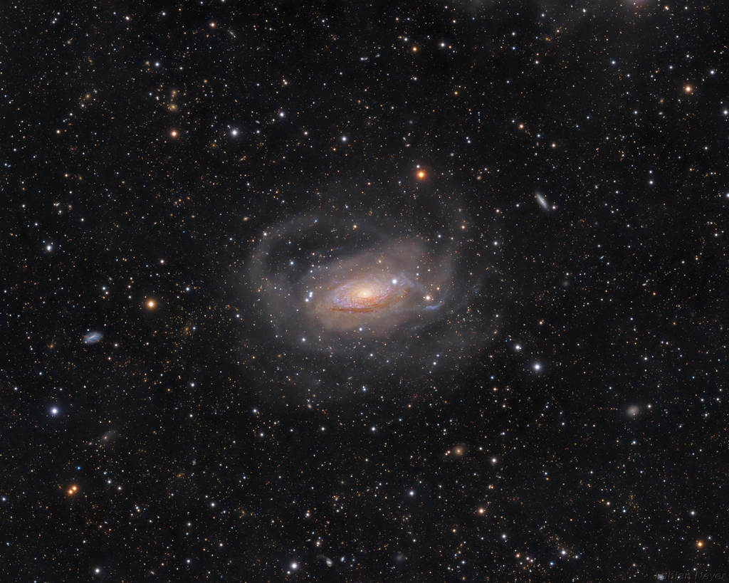 M63 ist auch als NGC 5055 katalogisiert, fast 100.000 Lichtjahre groß, also etwa so groß wie unsere Milchstraße.