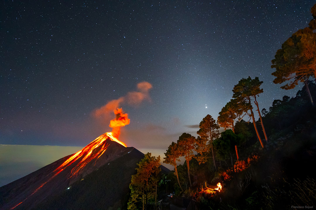 Die Planeten Jupiter und Saturn, in Zodiakallicht getaucht, hinter einem ausbrechenden Vulkan in Guatemala.