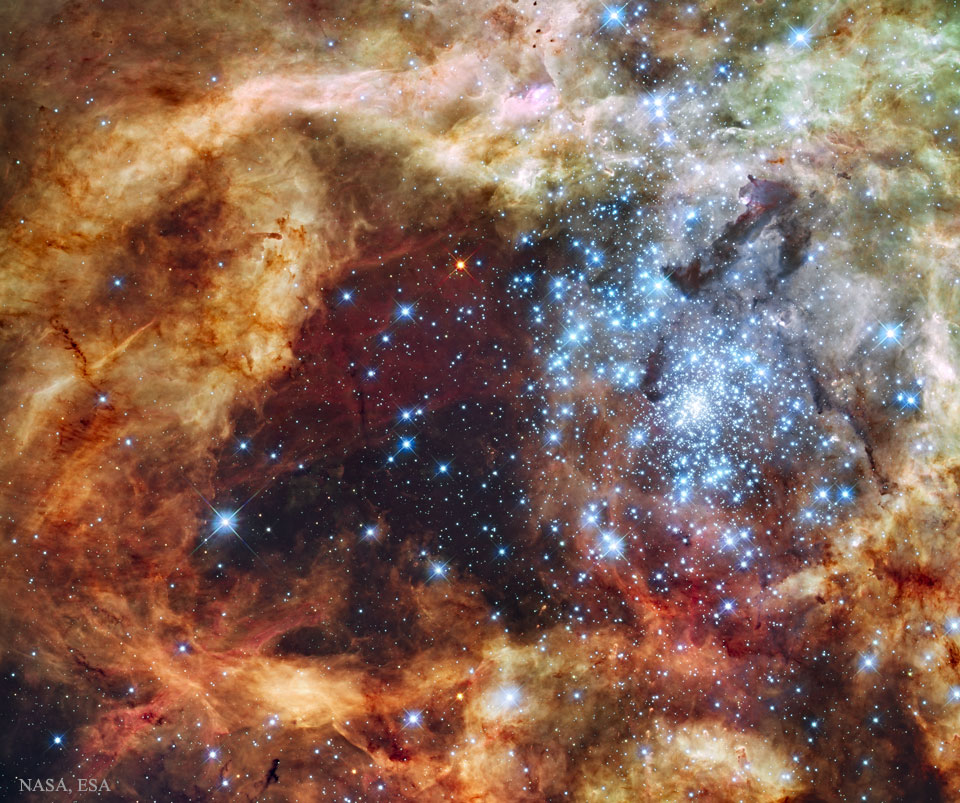 Der Sternhaufen R136 ist Teil des Tarantelnebels in der Großen Magellanschen Wolke, die 170.000 Lichtjahre entfernt ist.