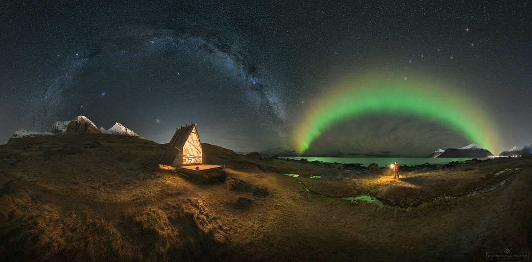 Der Nachthimmel über Lofoten in Norwegen mit Milchstraße, Polarlicht, Mars, Andromedagalaxie und dem Großen Wagen.