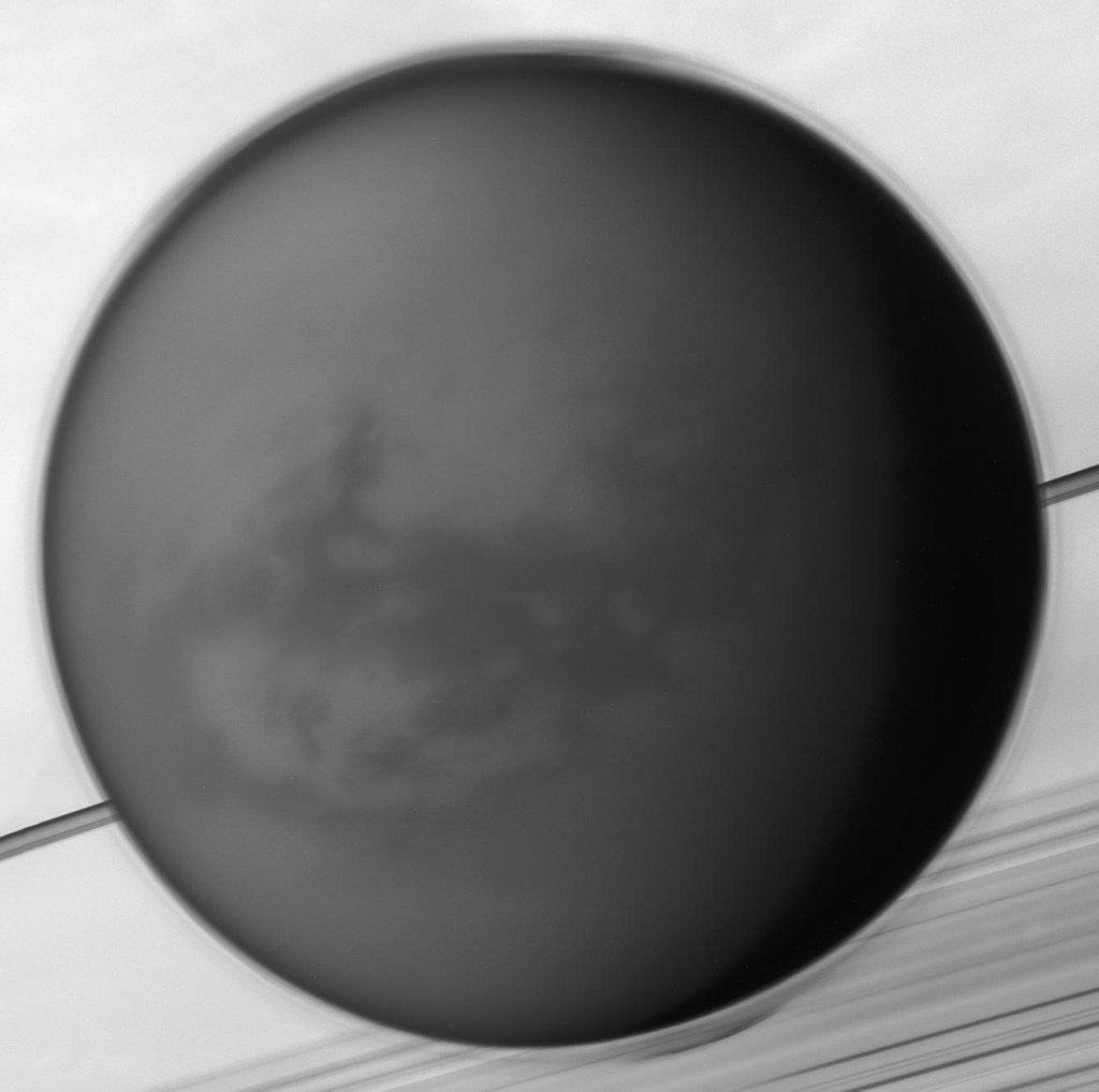 Dieses Mosaik vom Saturnmond Titan entstand aus Bildern, die 2012 von der Raumsonde Cassini fotografiert wurden.