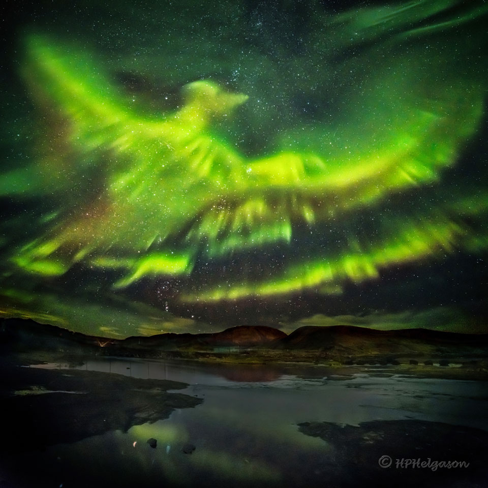 Polarlicht in Form eines leuchtenden Phoenix über dem Helgafell beim Kaldá ungefähr 30 Kilometer nördlich von Islands Hauptstadt Reykjavík.