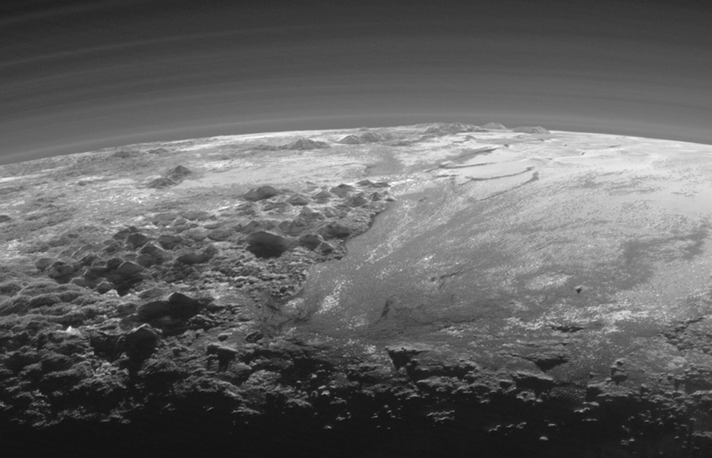 Die Raumsonde New Horizons fotografierte 2015 diese Landschaft auf Pluto mit Norgay Montes, Hillary Montes und Sputnik Planitia.