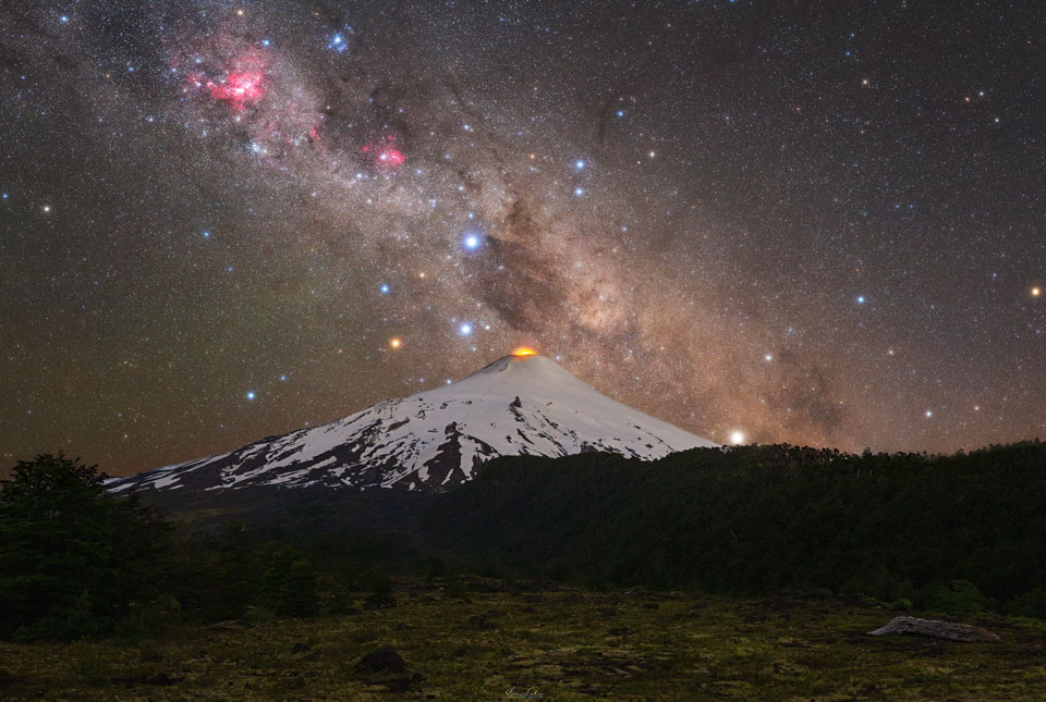 Das Kreuz des Südens steht neben dem Vulkan Villarrica in Chile.