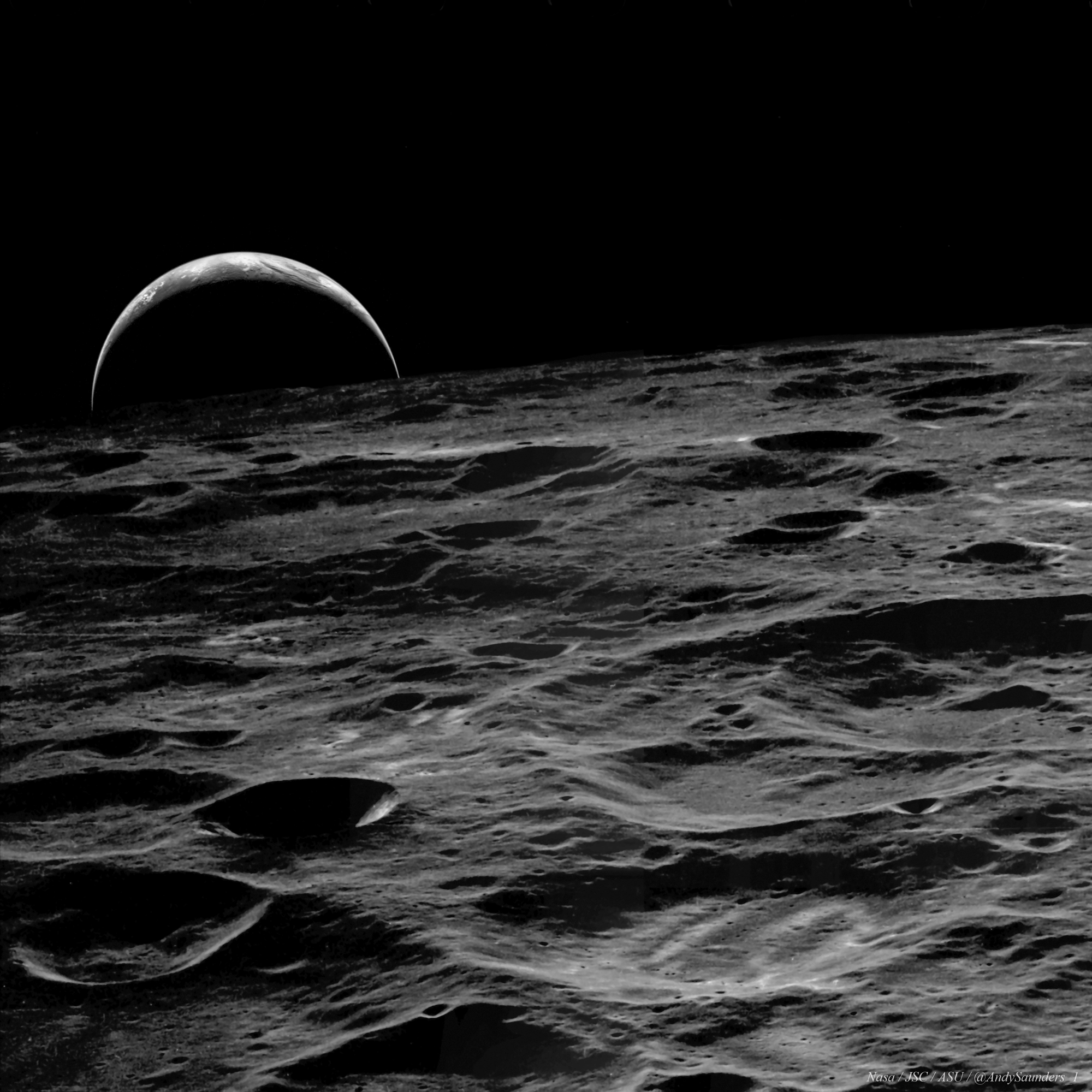 Die sonnenbeleuchtete Erdsichel ragt auf diesem Foto von der Mondmission Apollo 14 knapp über den Mondhorizont.