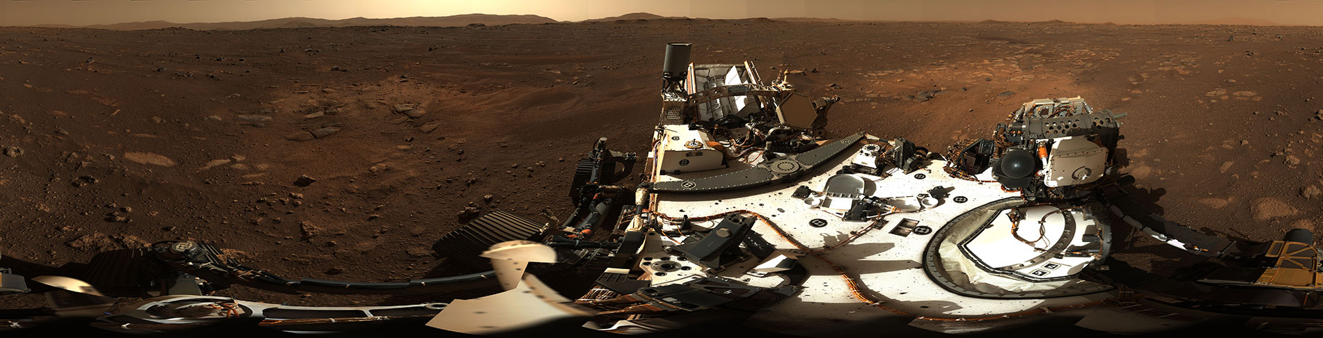 360-Grad-Panorama des Marsrovers Perseverance vom Boden des Kraters Jezero.