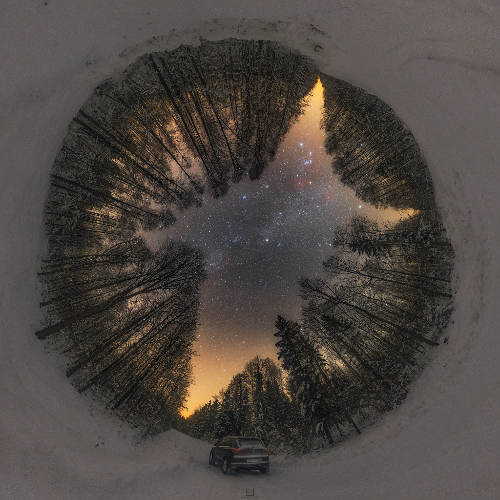 Panorama aus Siemiony im Nordosten von Polen mit Kapella, Milchstraße, Orion und dem Wintersechseck.