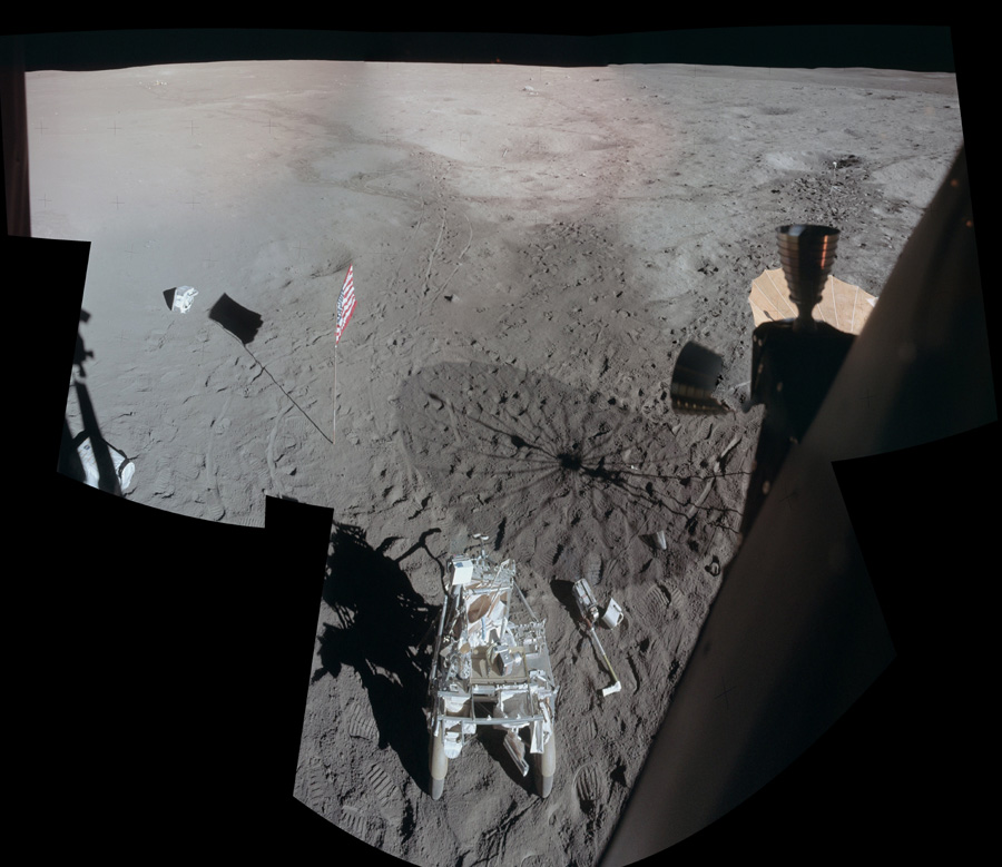 Mitchells Aussicht aus dem Mondlandemodul Antares von Apollo 14 mit Spper und Golfbällen.