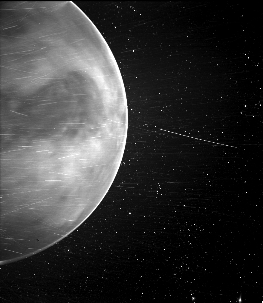 Die NASA-Sonde Parker Solar Probe auf ihrer Mission zur Erforschung der inneren Heliosphäre und Sonnenkorona blickte am 11. Juli 2020 seitlich auf die Venus und das Hochland Aphrodite Terra.