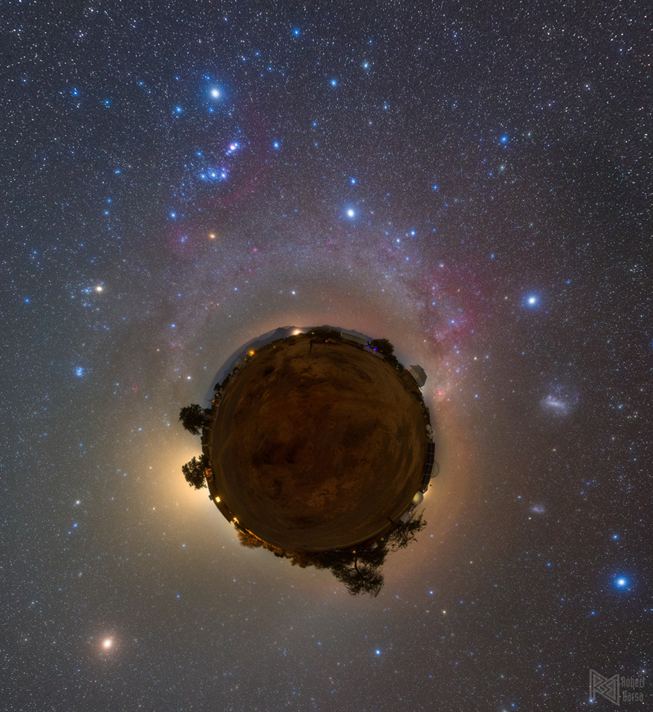 Dieser kleine Planet befindet sich auf der Erde, am Himmel leuchten die Milchstraße, die Magellanschen Wolken, das Sternbild Orion und der Planet Mars.