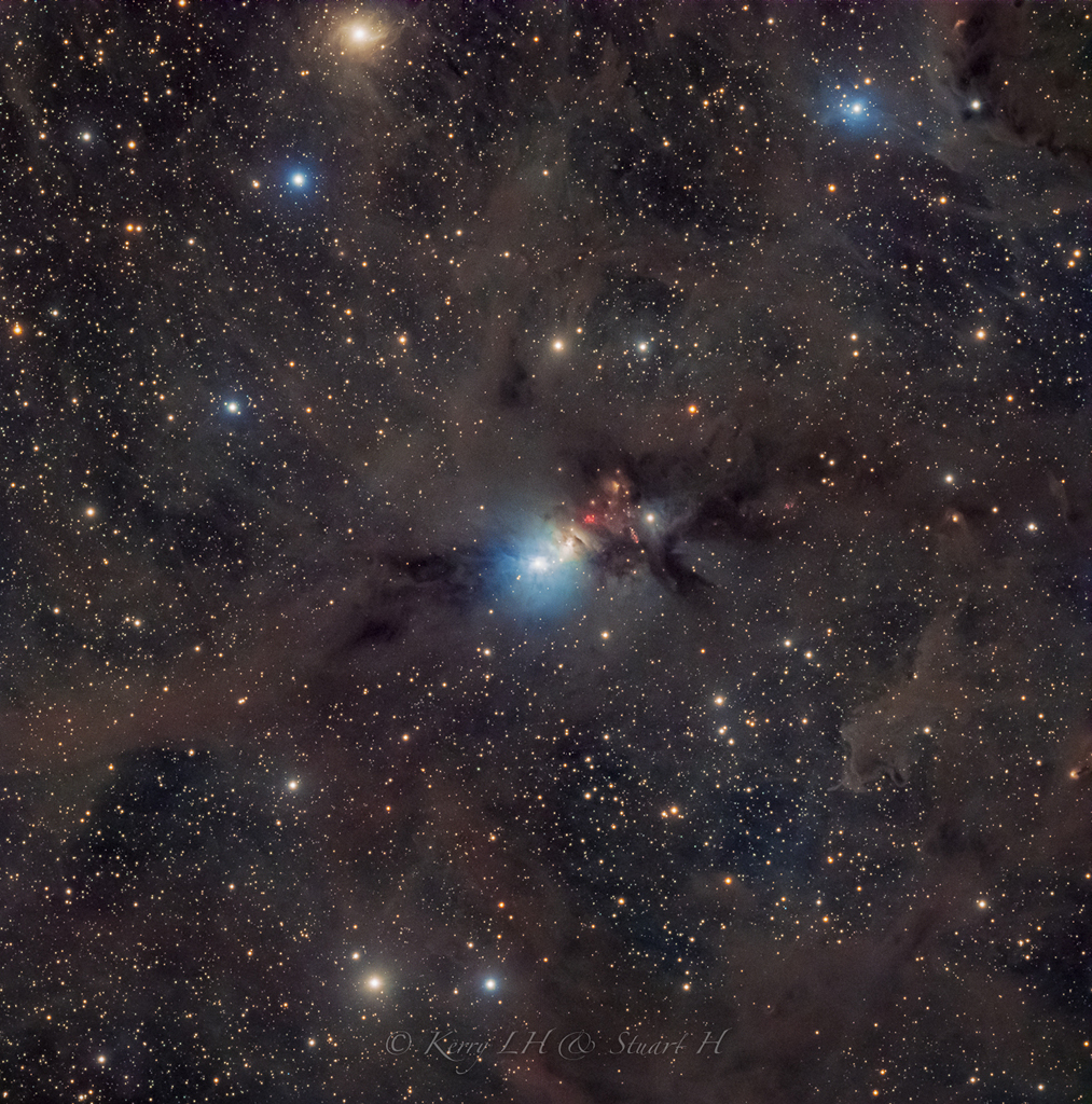 In der Mitte liegt der Reflexionsnebel NGC 1333, rechts oben vdB 13, und links oben vdB 12, einen der seltenen gelblichen Reflexionsnebel.