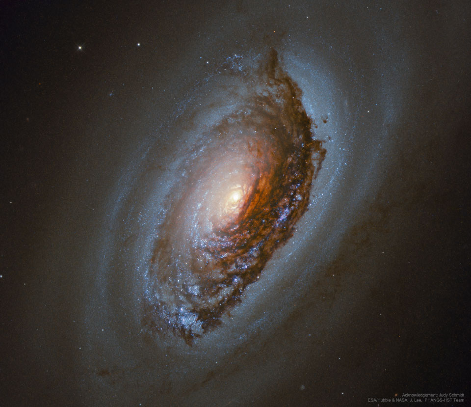 Messier 64, auch bekannt als Blaues-Auge- oder Dornröschen-Galaxie, hat scheinbar den bösen Blick.