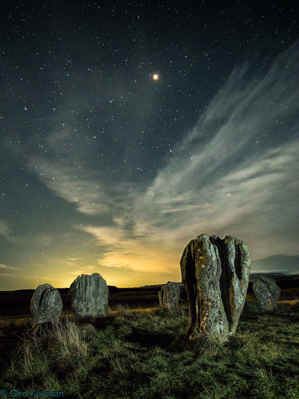 Der Planet Mars über dem berühmten Steinkreis von Duddo in Northumberland in England.