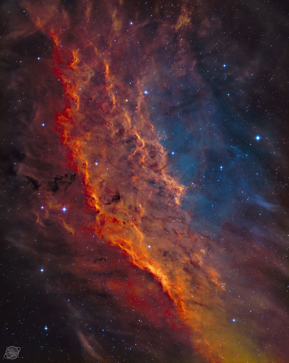 Der Kaliforniennebel NGC 1499 ist am Himmel nicht weit von den Plejaden entfernt, er wird von Xi Persei zum Leuchten angeregt.