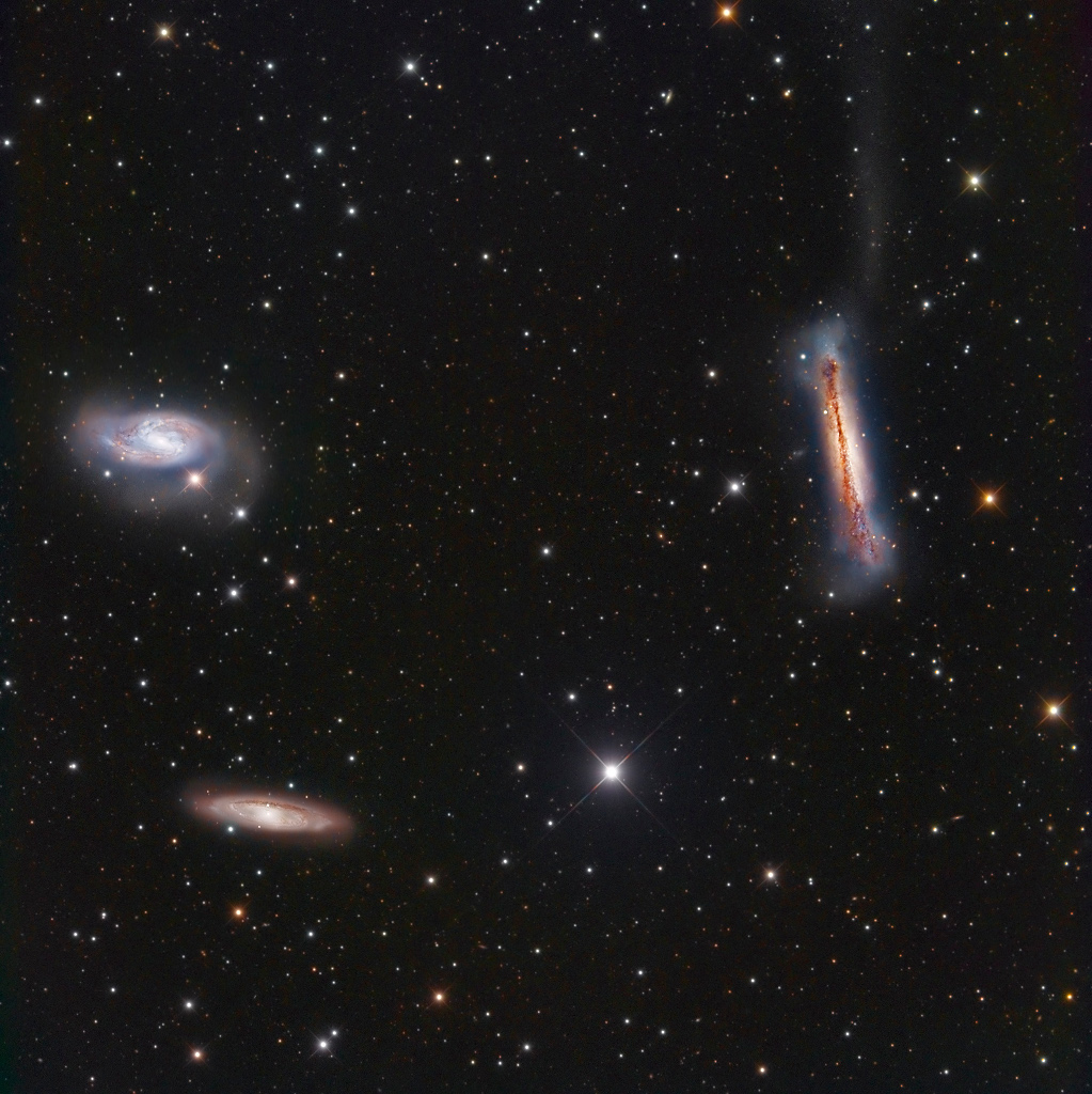 Die Spiralgalaxien NGC 3628 (rechts), M66 (links oben) und M65 (unten) im Sternbild Löwe bilden zusammen das Leo-Triplett.