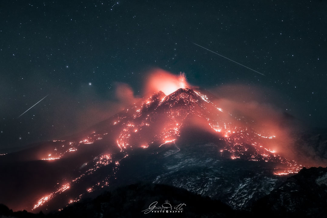 Der Ätna auf Sizilien in Italien schleudert Lavafontänen mehr als einen Kilometer in die Höhe.