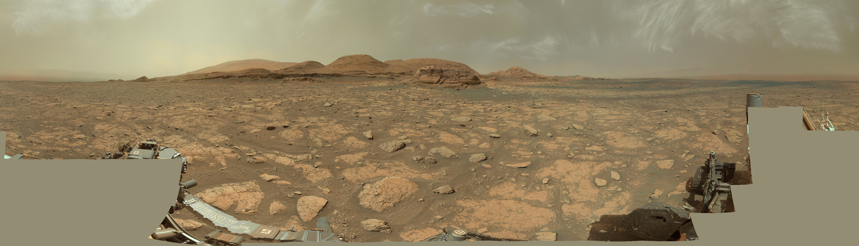Dieses 360-Grad-Panorama von Curiositys Sol 3048 ist ein Mosaik aus 149 Einzelbildern, die von der Mastcam über dem Deck des Rovers aufgenommen wurden.
