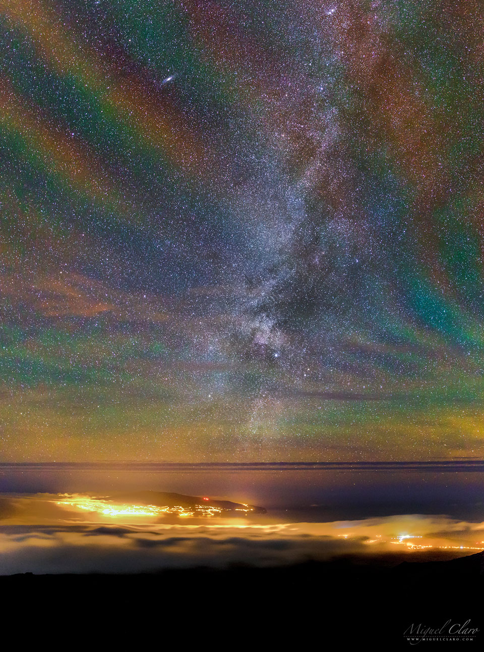 Nachthimmellicht über dem Mount Pico auf den Azoren, die zu Portugal gehören, dahinter ein spektakulärer Nachthimmel mit Milchstraße und M31, der Andromedagalaxie.