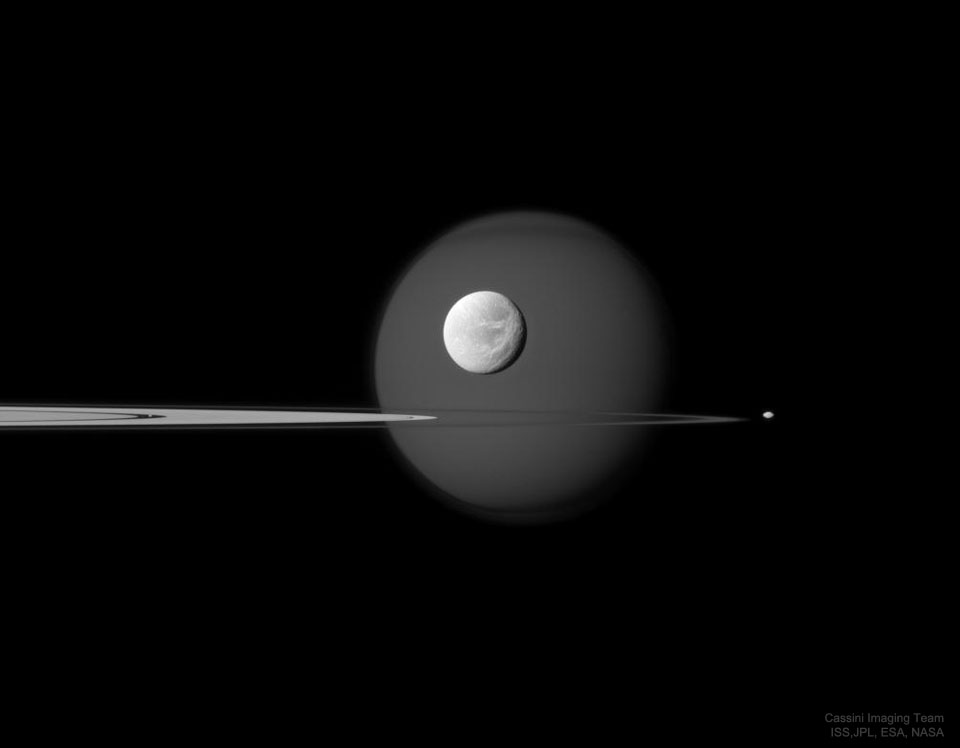 Titan, Dione, Pandora und Pan - vier Saturnmonde mit Ringen, fotografiert von der Raumsonde Cassini.