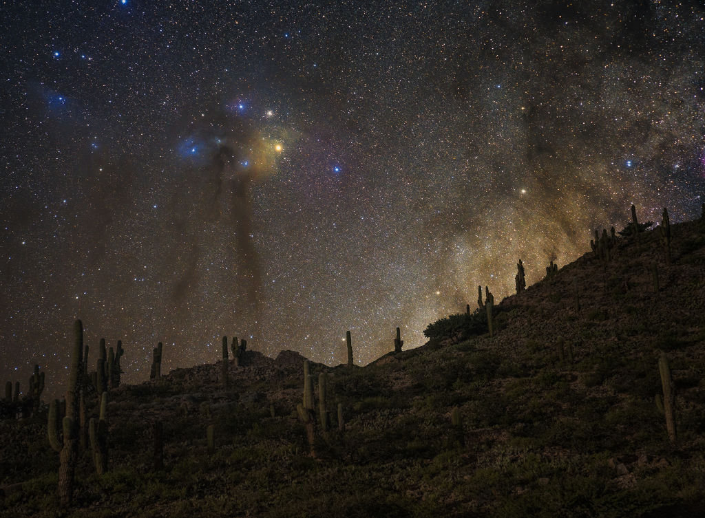 Die Milchstraße über der historischen archäologischen Stätte Yacoraite mit den Nebeln um Antares und Rho Ophiuchi.