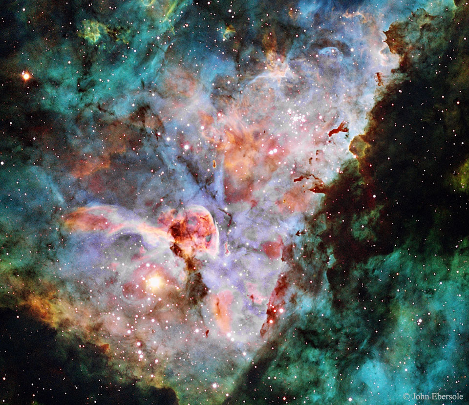 Der Carinanebel ist als NGC 3372 katalogisiert, er umfasst mehr als 300 Lichtjahre und liegt etwa 7500 Lichtjahre entfernt im Sternbild Schiffskiel.