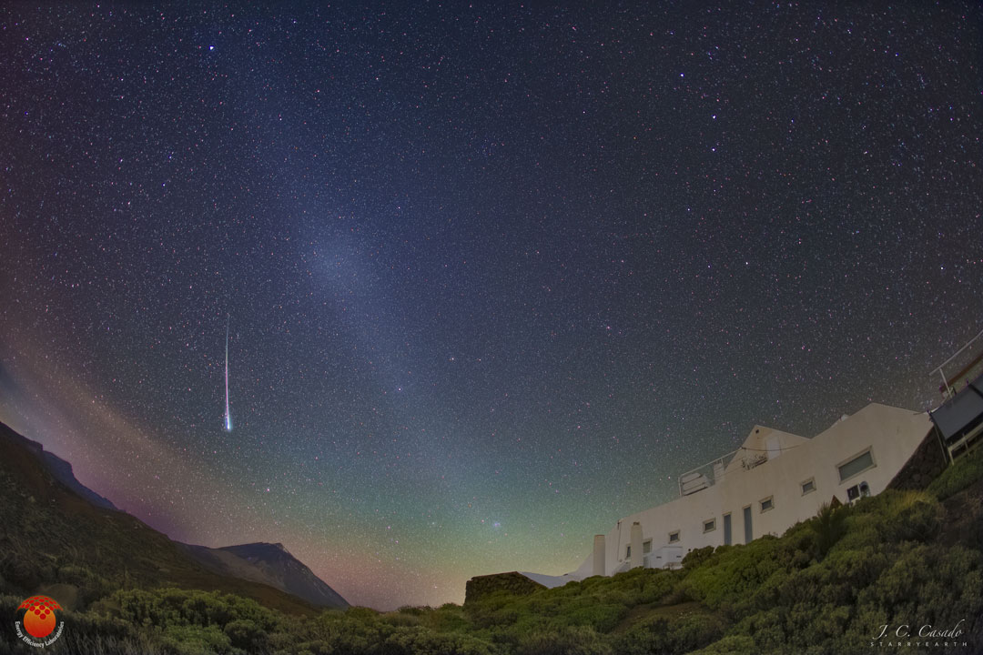 Der Gegenschein als Teil des ausgedehnten Zodiakallichtes über dem Teide-Observatorium auf der Kanarischen Insel Teneriffa.