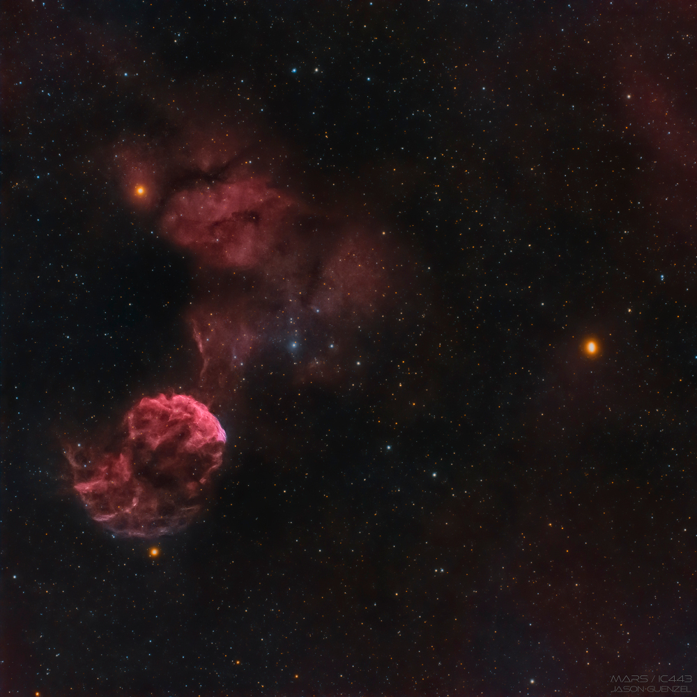 Links steht der Quallennebel im Sternbild Zwillinge zwischen Mu and Eta Geminorum, rechts der Planet Mars.