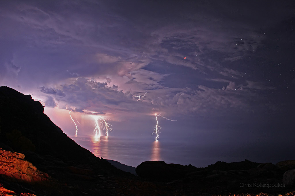 Die totale Mondfinsternis vom 15. Juni 2011, fotografiert bei Pezi auf der griechischen Insel Ikaria.