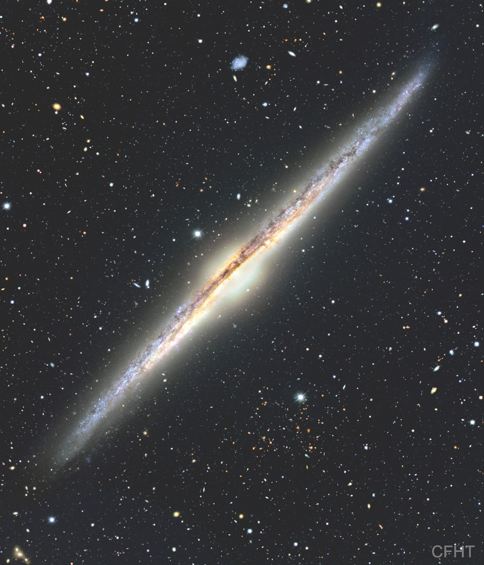 Die Spiralgalaxie NGC 4565 im Sternbild Haar der Berenike steht von der Erde aus gesehen auf der Kante.
