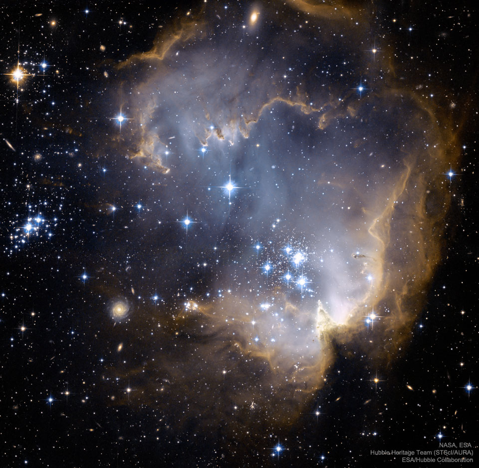 Der fünf Millionen Jahre junge Sternhaufen NGC 602 liegt am Rand der Kleinen Magellanschen Wolke, einer etwa 200.000 Lichtjahre entfernten Begleitgalaxie der Milchstraße.