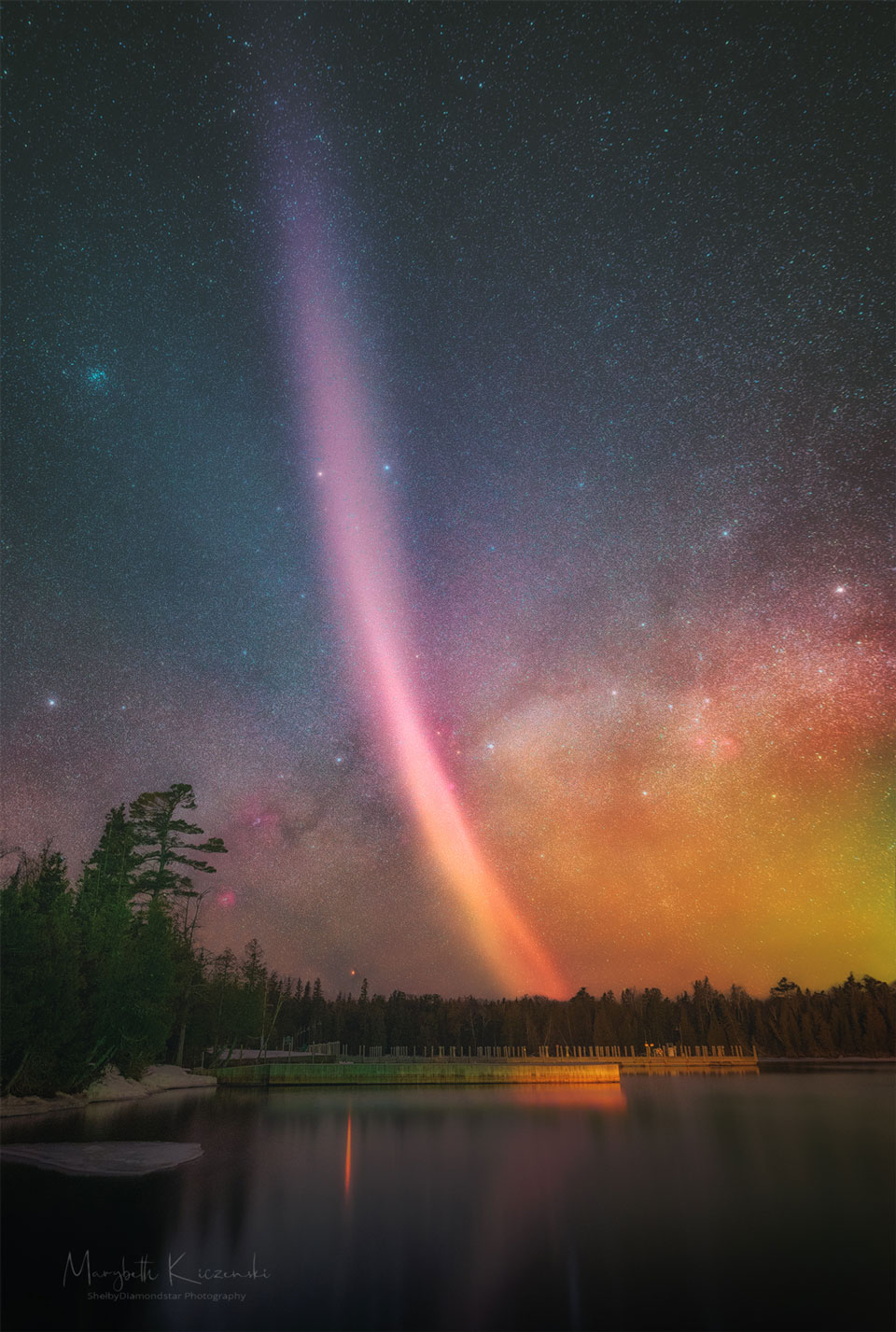 Dieser STEVE (Strong Thermal Emission Velocity Enhancements) Mitte März in Copper Harbor in Michigan (USA) fotografiert.