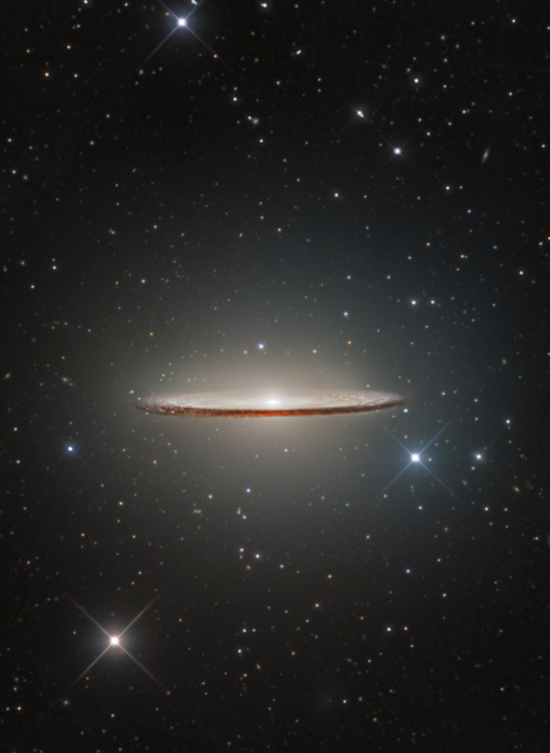 Die Spiralgalaxie M104 im Sternbild Jungfrau am Rand des Virgo-Galaxienhaufens erinnert vom Aussehen her an einen Sombrero.