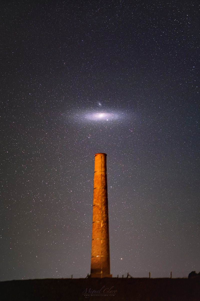 Die Andromeda-Galaxie M31 posiert über einer alten Mine im Süden von Portugal.