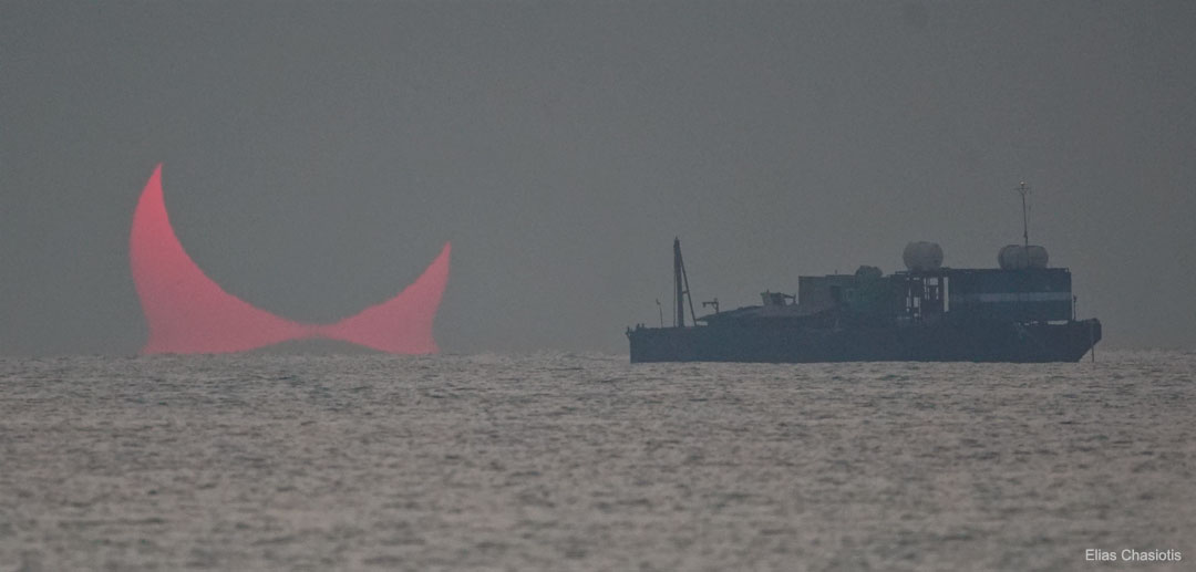 Partielle Sonnenfinsternis bei Sonnenaufgang im Dezember 2019 in Al Wakra in Katar.