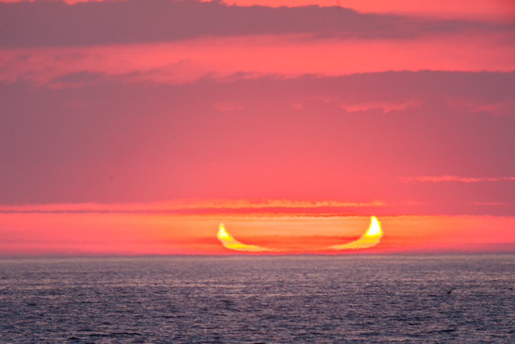 Die partielle Phase der ringförmigen Sonnenfinsternis wurde hier bei Neumond bei Belmar in New Jersey an der Ostküste der USA fotografiert.