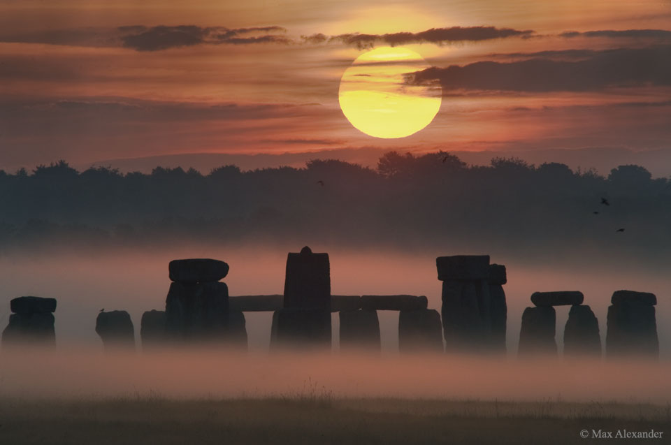 Sonnenaufgang zur Sommersonnenwende 2008 bei Stonehenge in Großbritannien.