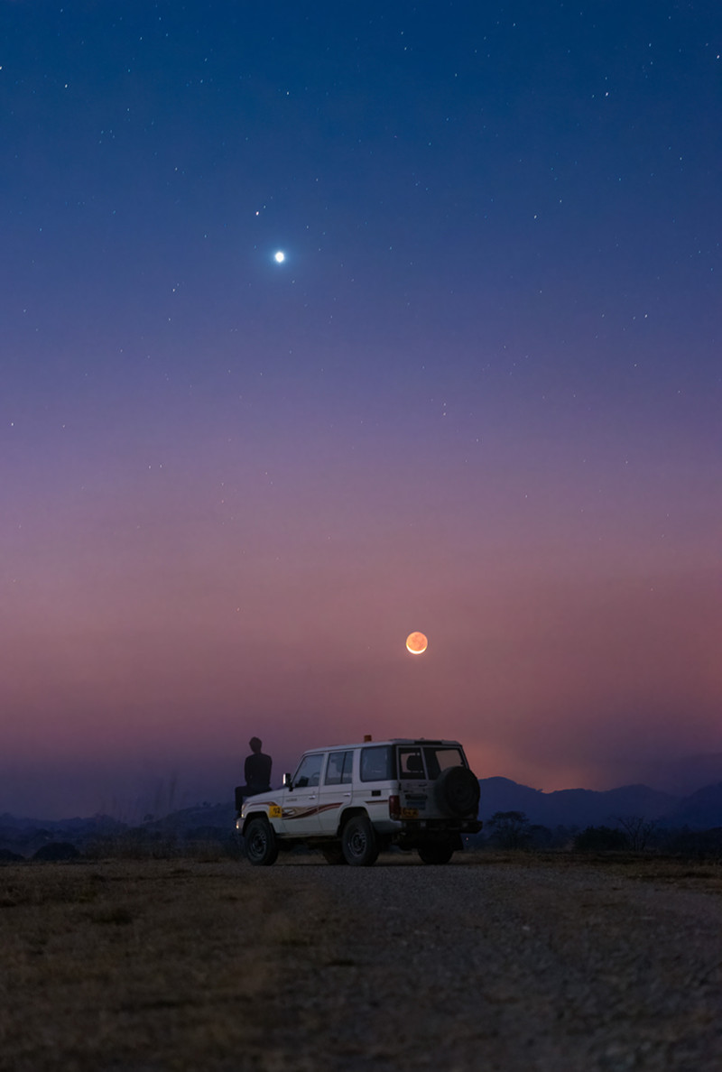 Mond, Venus und Mars am 11. Juli nach Sonnenuntergang im Westen in der Provinz Lualaba, Demokratische Republik Kongo.